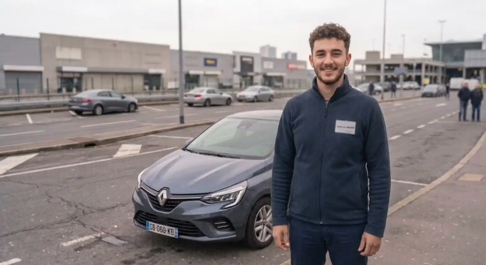 Convoyeur automobile débutant devant un véhicule avant sa première mission